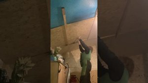 Как лист OSB прикрутить к потолку в одну каску ???