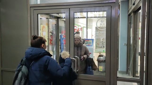 Маятниковая алюминиевая дверь ТК "Галерея 1814" Площадь Стачек д.7