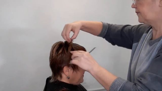 Короткая женская стрижка радиальными проборами. смотреть онлайн