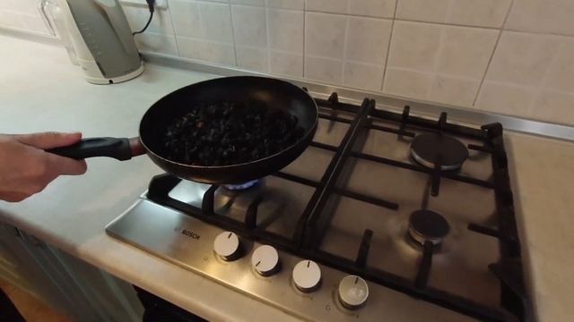 ЛУЗГАЕМ ВСЕЙ СЕМЬЕЙ. КАК ИДЕАЛЬНО ЖАРИТЬ СЕМЕЧКИ. ЖАРЕНЫЕ СЕМЕЧКИ С СОЛЬЮ НА СКОВОРОДЕ