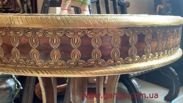 Круглый столик на ножке, Индия смотреть онлайн