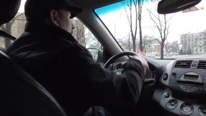 Управление автомобилем вращая руль.