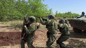Военнослужащие ЦВО отработали штурм зданий на учениях в Оренбургской области