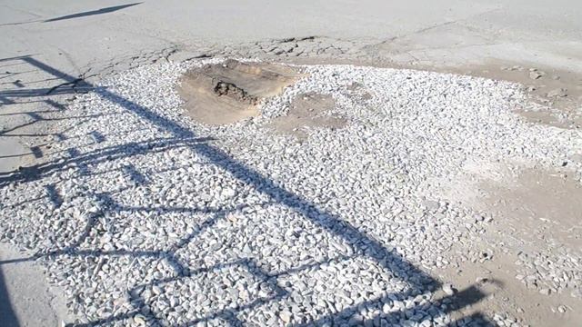 Разрушается единственная оставшаяся дорога в м-он Белокаменный в Бердске смотреть онлайн