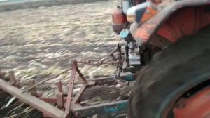 Пахота плугом на тракторе т 16 | семья в деревне,т16 весенняя вспашка.,задняя навеска т16