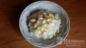 Густая рисовая каша на воде с яблоком