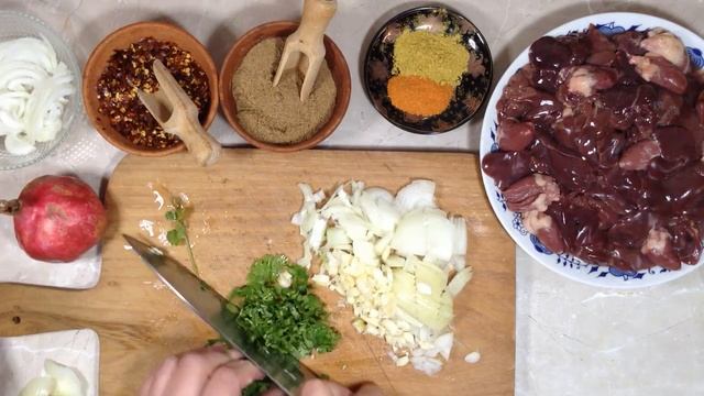 КУРИНАЯ ПЕЧЕНЬ И СЕРДЕЧКИ НА КЕЦИ ПО-ГРУЗИНСКИ/ невероятно вкусно/посуда из глины в Грузии смотреть онлайн