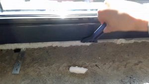 Как убрать пену с окна
