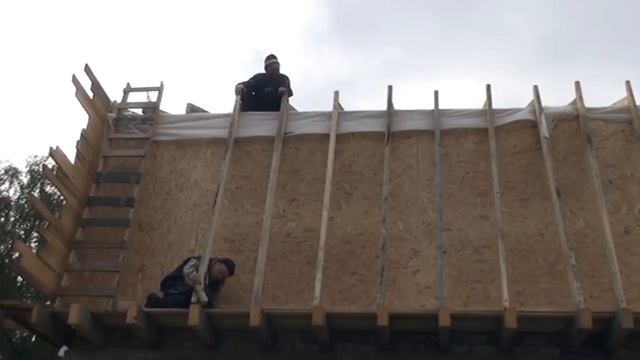 Часть 7. Строительство мансардной крыши. Установка наклонных стропил. смотреть онлайн