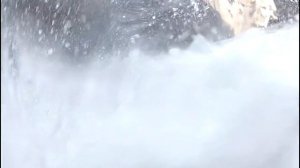 Каякер прыгает с водопада Куркуре