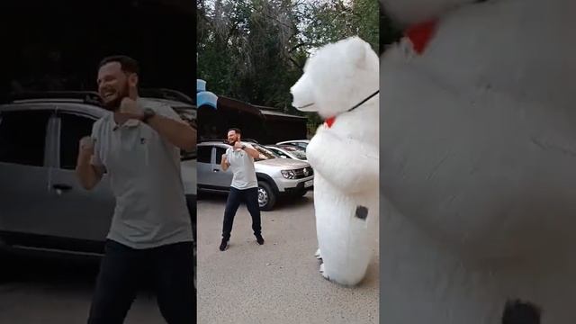 Именинник зажигал с медведем по полной! Поздравление от белого медведя