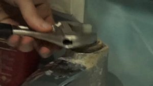 Ремонт крана как снять кран буксу и поменять, капает. Ошибки новичков на сантехнике в ванной комнат