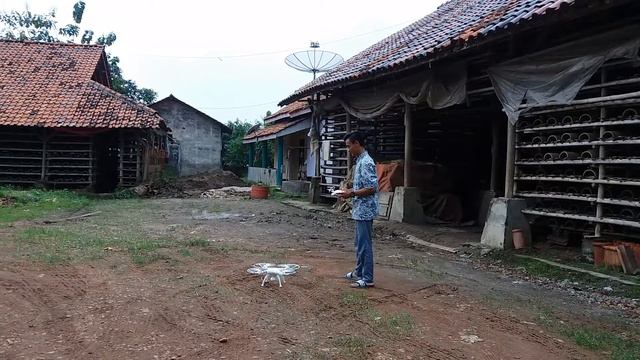 Menerbangkan drone Syma X8W смотреть онлайн