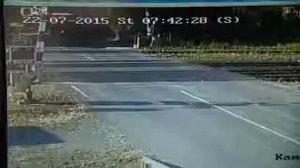 Поезд разбил фуру на мелкие части на жд переезде / The train broke the truck at the railway crossin