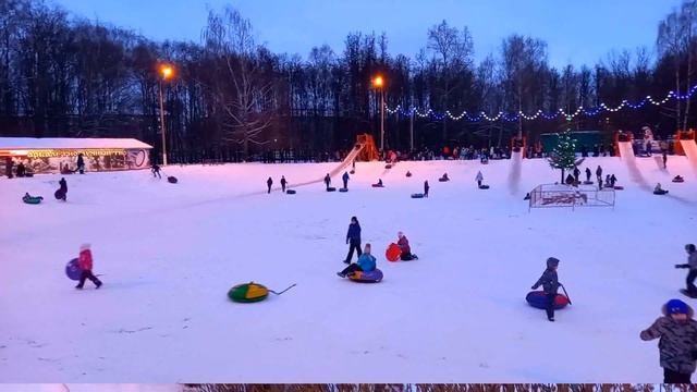 Вечерний отдых в парке Автозаводского района Нижнего Новгорода смотреть онлайн