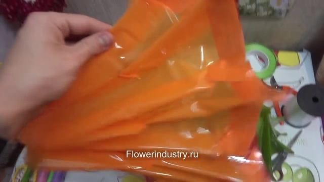 Круглый букет из целлофана с зажимами