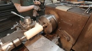 Обрабатываю капролон на токарном станке