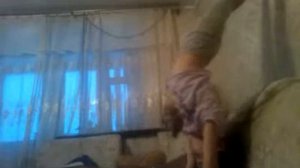 Как я стою на руках, кувыркаюсь ,сежу на шпагате