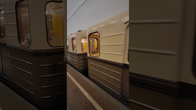 РЕТРО ПОЕЗД В МОСКОВСКОМ МЕТРО.
RETRO TRAIN IN MOSCOW METRO.