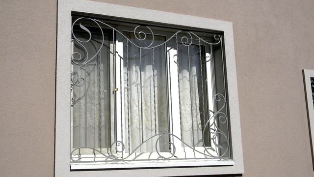 Установка оконных решеток после утепления пенопластом фасада дома, монтаж решетки на окно