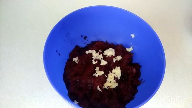 Салат из свеклы с чесноком, простой и быстрый рецепт
