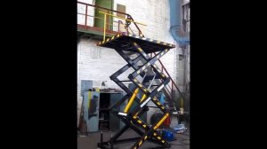 Подъемная платформа с перилами и грузоподъемностью 2000 кг