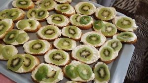 Новогодняя закуска/бутерброды с киви /шпроты?