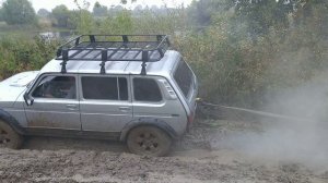 НИВОВОДЫ СВОИХ НЕ БРОСАЮТ. РЯЗАНСКАЯ ГРЯЗЬ ПРОТИВ LADA (ВАЗ) 2131 (4x4). ПОРВАЛИ МАШИНУ :-(