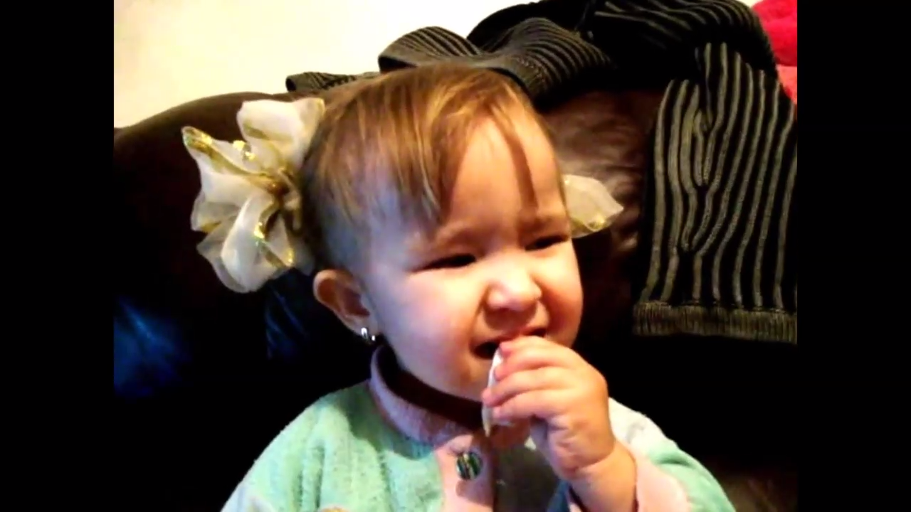 Влог Софья хохлушка #ест сало! #видео для детей детский канал Веселая карусель