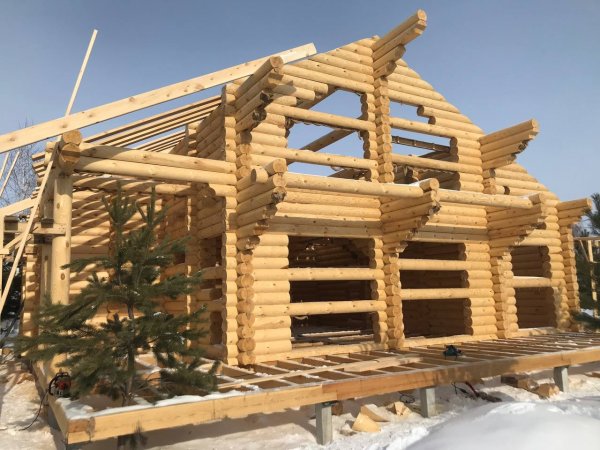 Дом из бруса кругляка (оцилиндрованное бревно) с балконом, с видом на лес за 7 млн.