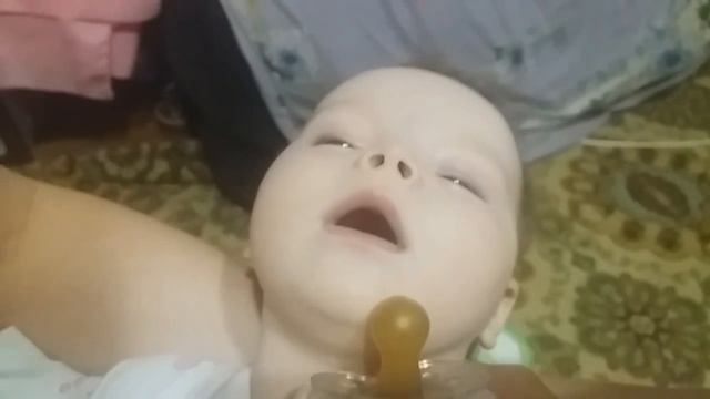 Милый сон ребенка. Засыпаем на руках у мамы. смотреть онлайн