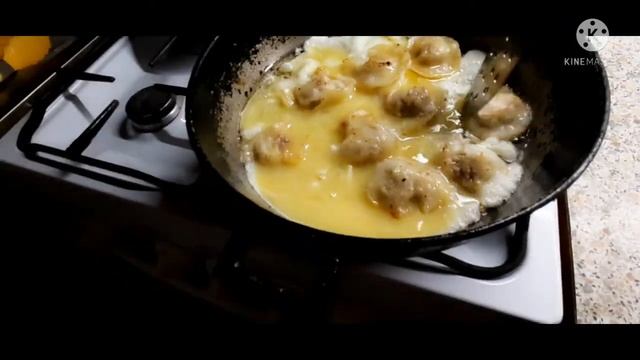 Пельмени  сварил   жарил  залил яйцом . получилось вкуснятина  пельмени с яйцом на сковороде