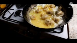Пельмени  сварил   жарил  залил яйцом . получилось вкуснятина  пельмени с яйцом на сковороде
