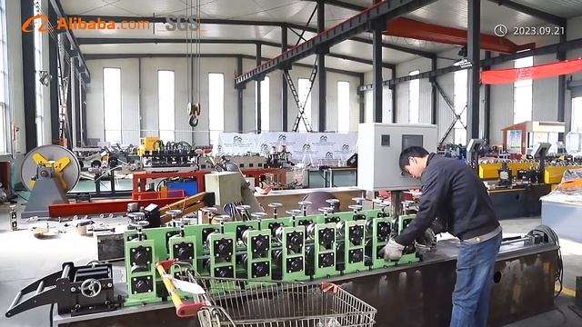 видео заводы/станки производит холодное профилирование профиля через ролики. смотреть онлайн