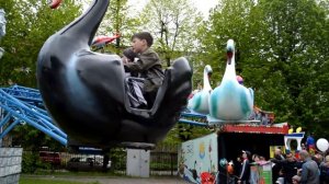 С Никой на аттракционе "Гуси-лебеди"