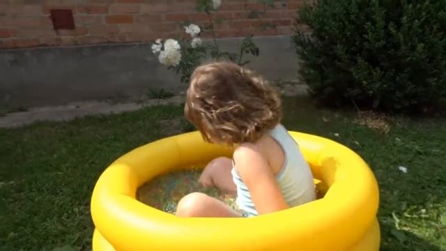 Orbeez Игры разноцветными шариками Бассейн с Орбизами Видео для детей смотреть онлайн