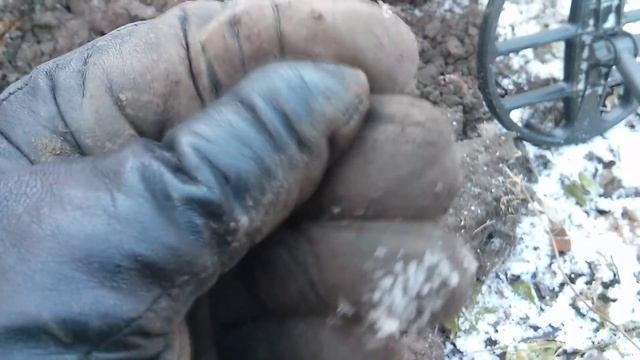 Коп на лесной дороге.