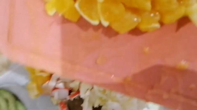 Салат   из крабовых палочек с апельсином.