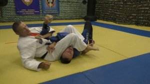 Зачем скрещивать ноги при разрыве захвата на рычаге локтя.