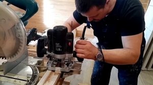 Врезка петли в дверную коробку ручным фрезером.