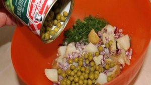 Картофельный салат с зеленым горошком