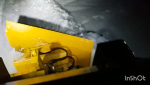 Работа минипогрузчика с поворотным отвалом.