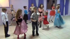 Дети танцуют под песню,, Женщина я не  танцую,,