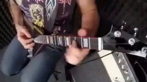 Руский парень жарит металлику на балалайке,стоищее видео для любителей рока)