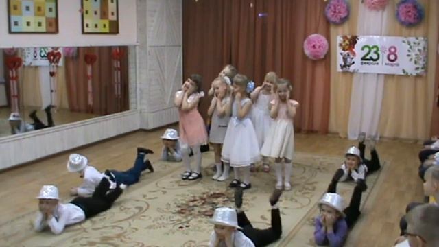 Танец " Мой любимый папа" танцуют дети подготовительной группы