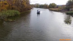 Алюминиевый понтон - катамаран на тихой воде / KOLIBRI Fishing Pontoon Boat P-500F on still water