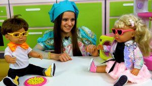 Видео шоу для детей Готовлю игрушкам! Куклы для девочек собираются в кино. Готовим вместе вкусняшки