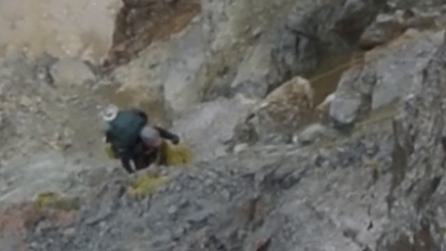 Во время чистки склона перевала получил по каске камнем. смотреть онлайн