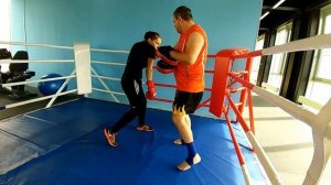 Нырок влево.Сдвоенный удар левой.(Ловер панч)Апперкот по корпусу+Хук в голову.