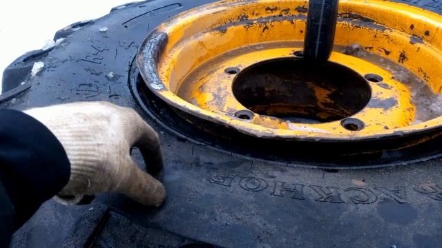 Как накачать бескамерное колесо